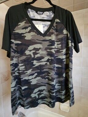 BloomChic Size 12 Camo Print V-Neck T-Shirt NWT
